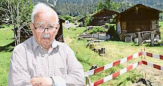 Klaus Graf beim &laquo;Feldgraben&raquo; in Termen, an welchem derzeit gearbeitet wird.