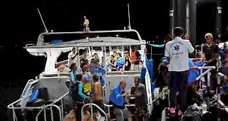 Ungl&uuml;ck. Am Donnerstag sank ein f&uuml;r Tauchausfl&uuml;ge genutztes Boot vor der K&uuml;ste Phukets. Wie die &ouml;rtliche Polizei mitteilte, konnte die H&auml;lfte der Bootsinsassen gerettet werden. Mehr als 20 Personen werden derzeit aber noch vermisst.