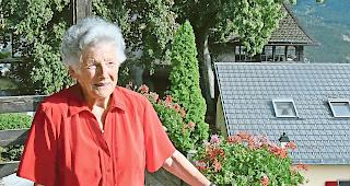 Eifrige Leserin. Bernadette Zumstein-Mathieu auf ihrem Balkon in Leuk-Stadt: &laquo;Ich lese gerne und viel&raquo;, sagt sie. Fotos wb