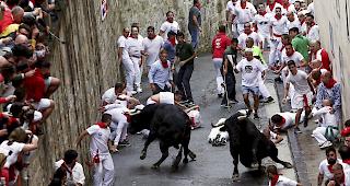 Umstrittenes Schauspiel. In Pamplona werden in diesen Tagen wieder zahlreiche Stiere durch die Stadt gejagt. Das Spektakel lockt zahlreiche Touristen an, wird von Tierschutzgruppen aber heftig kritisiert.