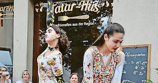 Bunt. Irina Gloor (links) und Rhea Manz bei ihrer Tanzshow.