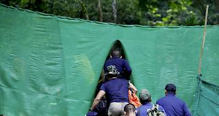 Zweiter Rettungsversuch. Die Elite-Taucher sind wieder zu den restlichen in der H&ouml;hle eingeschlossenen Jungen unterwegs.