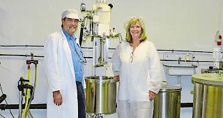 Biologisch. Charlotte J&auml;ger Vogel und Jean-Pierre Droz im Labor in V&eacute;troz. Foto wb