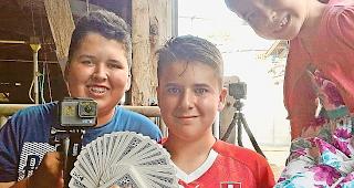 Gegl&uuml;ckt. Die Zuschauer staunten &uuml;ber den gegl&uuml;ckten  Kartentrick.