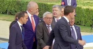 R&uuml;ckenbeschwerden.&nbsp;Jean-Claude&nbsp;Juncker&nbsp;hat beim&nbsp;Nato-Gipfel offensichtliche Probleme mit Gehen gehabt. Sein B&uuml;ro hat sich nun zu dem Vorfall ge&auml;u&szlig;ert.