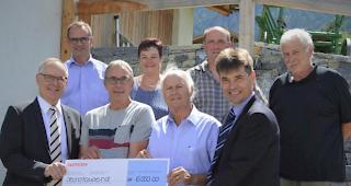 Check&uuml;bergabe. Vordere Reihe (v.l.): Stefan Brux, Raiffeisenbank Region Leuk, Christian Loretan, Bienenzuchtverband Oberwallis, Herbert Dirren von der Stiftung &laquo;Isch&auml;rs Agaru&raquo;, Gerald Oggier vom Oberwalliser Verband der Raiffeisenbanken. Hintere Reihe (v.l.): Bernhard Mathieu, Sandra Lochmatter, Guido L&ouml;tscher und Hans-Ruedi Furrer.