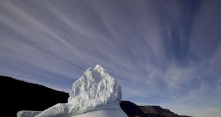 Ein Eisberg ist vor einem Dorf in Gr&ouml;nland auf Grund gelaufen.
