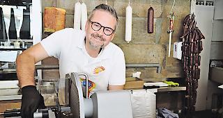 Am Aufschneiden. Fabian Molinari in seinem Gesch&auml;ft am Dupontstutz mit Produkten von Molinari Sempione.Foto WB