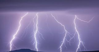 Heute Sonntag muss ab dem fr&uuml;hen Nachmittag in der schw&uuml;lwarmen und gewittertr&auml;chtigen Luft zun&auml;chst ausgehend vom Jura mit ersten Gewittern gerechnet werden