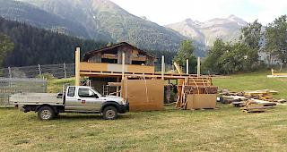 Die Aufbauarbeiten am Gommer Open Air Lax laufen auf Hochtouren.