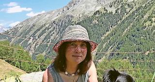 Sarah M&uuml;ri weilt mit ihrem Hund &laquo;Wamiro&raquo; im Turtmanntal.