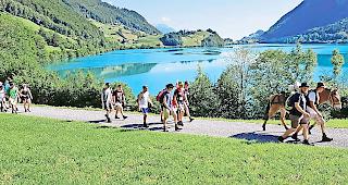 Unterwegs. Die Walliser Absolventen der Hochschule Luzern mit ihrem Maultier.Foto zvg