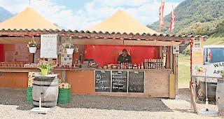 Reichliche Ernte. Aprikosenbauer Heinrich Fux in Plantage und in seinem Verkaufsstand bei Turtmann.Fotos WB