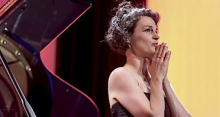 Rachel Harnisch bei ihrem Auftritt am Frauenstimmen Festival.