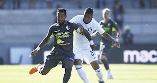 Sittens Carlitos (links) mit Inter Mailands Estevao Dalbert im Zweikampf