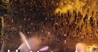 Provokationen. Rund um die WM-Siegesfeier in Paris lieferten sich zahlreiche Chaoten Scharm&uuml;tzel mit der Polizei.