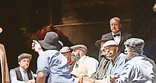 Unter Arbeitern. C&auml;sar Ritz (links) stellt sich in Rom den streikenden Arbeitern &ndash; mit Erfolg.