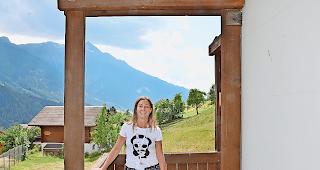 Die Psychologin. Barbara Hirsemann auf der Terrasse des Lagers.