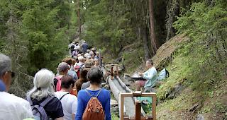 Christian Zufferey mit seiner musikalischen Darbietung am Kunstprojekt &laquo;Suonenklangspiel&raquo;.