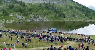 G&auml;nsehautmoment. Vor dem Lac de Tracouet brachten am Sonntagnachmittag rund 200 Bl&auml;ser ihr Instrument zum t&ouml;nen.