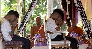 Aufarbeitung.&nbsp;Zur &laquo;Reinigung&raquo; ins Kloster: Jugendliche der geretteten Fussballmannschaft anl&auml;sslich einer buddhistischen Zeremonie.