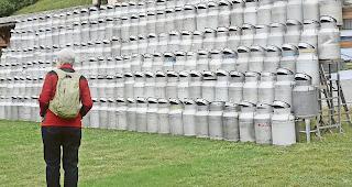 Witzig. Die &laquo;Milchkannen-Installation&raquo; von G&eacute;rard Benoit &agrave; la Guillaume in Nendaz: Humor und Poesie. Foto wb