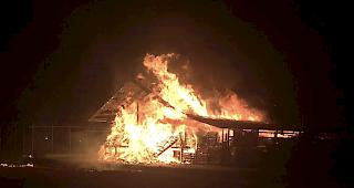 Ein Grossbrand hat in er Nach auf Dienstag einen Hangar des Ausschaffungszentrums (LMC) in Granges zerst&ouml;rt. 