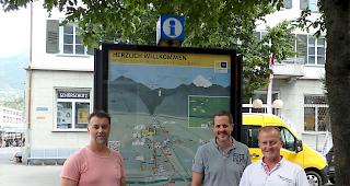 Von links: Michel Roten (tonic gmbh), Dr. Alain Guntern (Pr&auml;sident Gewerbeverein Brig-Glis) und J&uuml;rg Krattiger (Gesch&auml;ftsf&uuml;hrer Brig Simplon Tourismus AG) vor einem der neuen Stadtpl&auml;ne.