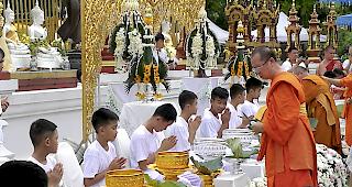 Neue Phase.&nbsp;Elf der zw&ouml;lf Spieler und ihr Trainer wurden am Dienstag in einer Zeremonie in der Provinzhauptstadt Chiang Rai auf den Aufenthalt in verschiedenen buddhistischen Kl&ouml;stern vorbereitet.