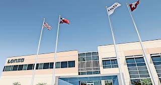 Weltumspannend. Vor der Biotech-Anlage in Pearland bei Houston wehen die amerikanische, die texanische und auch  die Schweizer Flagge.Foto zvg