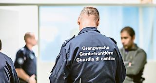 In Gondo aufgegriffen. Der junge Afghane hatte zuvor eine qualvolle Odyssee zwischen der Schweiz und Italien durchgemacht.Symbolbild WB