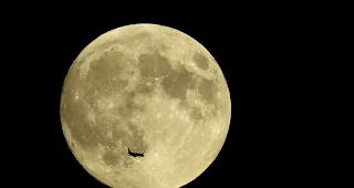 Schauspiel. Mit dem&nbsp;Blutmond&nbsp;und der&nbsp;Mondfinsterniskommt es am Freitagabend gleich zu zwei spektakul&auml;ren Ereignissen am Nachthimmel.