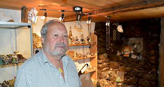 Ivo Brantschen bearbeitet Mineralien.