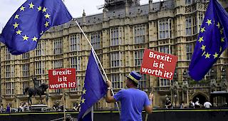 Premiere. Erstmals ist einer Umfrage zufolge eine knappe Mehrheit der Briten f&uuml;r ein Referendum &uuml;ber die Austrittsbedingungen ihres Landes aus der EU.