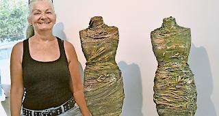 Kreativ. Anita Br&ouml;nnimann mit zwei ihrer Figuren in der Briger Pinakothek: &laquo;Gutes Hobby.&raquo;