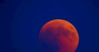 Am Freitagabend war die Scheibe des Vollmonds in ein r&ouml;tliches Licht getaucht.