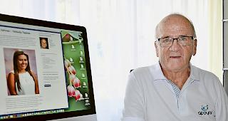 Ausgewandert. Richard Aufdereggen glaubt an eine friedliche Zukunft Kolumbiens. Auf dem Bildschirm zu sehen ist Yeisuly Tapias, ehemaliger Z&ouml;gling der Stiftung &laquo;apoyar&raquo; und kolumbianische &laquo;Frau des Jahres&raquo; 2016.