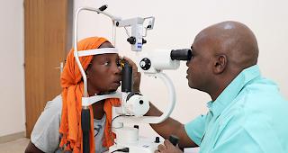 Eine tr&uuml;be Linse zu entfernen und durch eine k&uuml;nstliche zu ersetzen, kostet vor Ort umgerechnet 50 Franken.