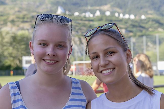 Carina Eyer (16) und Jessica Kalbermatter (16), Steg.