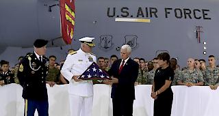 Letzte Ehre. US-Vizepr&auml;sident Mike Pence nahm auf Hawaii die sterblichen &Uuml;berreste mutmasslich in Nordkorea gefallener US-Soldaten in Empfang.