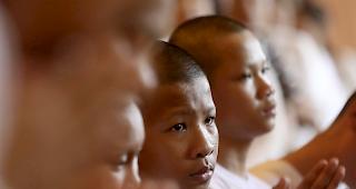 Klosteraufenthalt. 17 Tage waren die Jugendlichen in einer H&ouml;hle eingesperrt. Als Dank f&uuml;r ihre Rettung haben 11 der 12 Knaben neun Tage im Kloster verbracht.