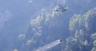 Flugungl&uuml;ck.&nbsp;Durch den Absturz des Flugzeugs fing das Umland Feuer. Ein L&ouml;schhelikopter musste diesen Brand zuerst l&ouml;schen, bevor sich die Einsatzkr&auml;fte vor Ort begeben konnten.