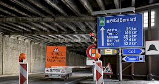 Die Strasse am Grossen St. Bernhard war wegen eines Erdrutschs gesperrt. 