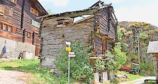 Zerfall. Aufgrund von Einsturzgefahr verlangt die Gemeinde Fieschertal den R&uuml;ckbau dieses bauf&auml;lligen Stadels.