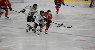 Der Visper Jules Sturny (rechts) im Laufduell gegen die Freiburger W&ouml;lfe Enrico Saccomani (links) und Philip Riessle (MItte).