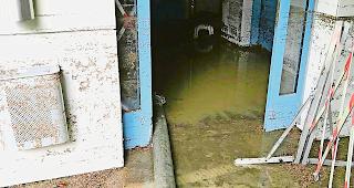 Aufr&auml;umen. Trotz unverz&uuml;glich eingeleiteter Pumparbeiten bleibt die Steuerverwaltung geschlossen.