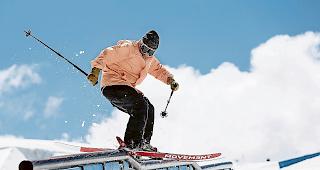 Trickreich. Ein Freeskier gleitet im Snowpark in Zermatt &uuml;ber eine Rail.