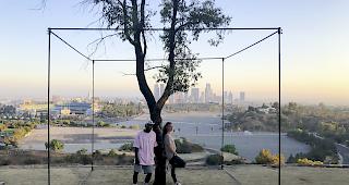 64 Kubikmeter. Dakota Simao und Nadia Barusso-Ladeiras in Los Angeles im Kubus, der ihnen als B&uuml;hne dient.