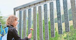 Musizieren. Auf dem Lithophon kann man die Steine zum Erklingen bringen.