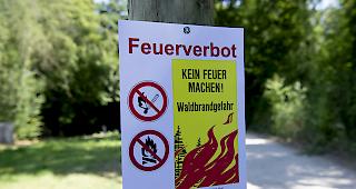 H&ouml;chst Vorsicht. Die Waldbrandgefahr im Wallis bleibt sehr gross. Das generelle Feuerverbot gilt auch weiterhin.